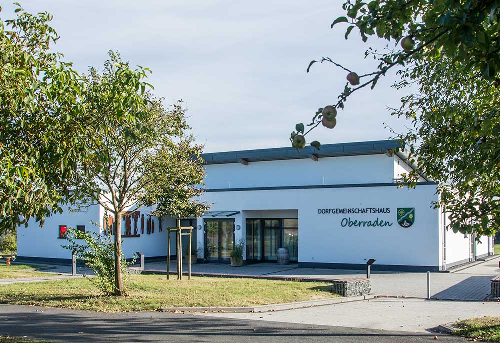 Frontansicht des Dorfgemeinschaftshauses Oberraden
