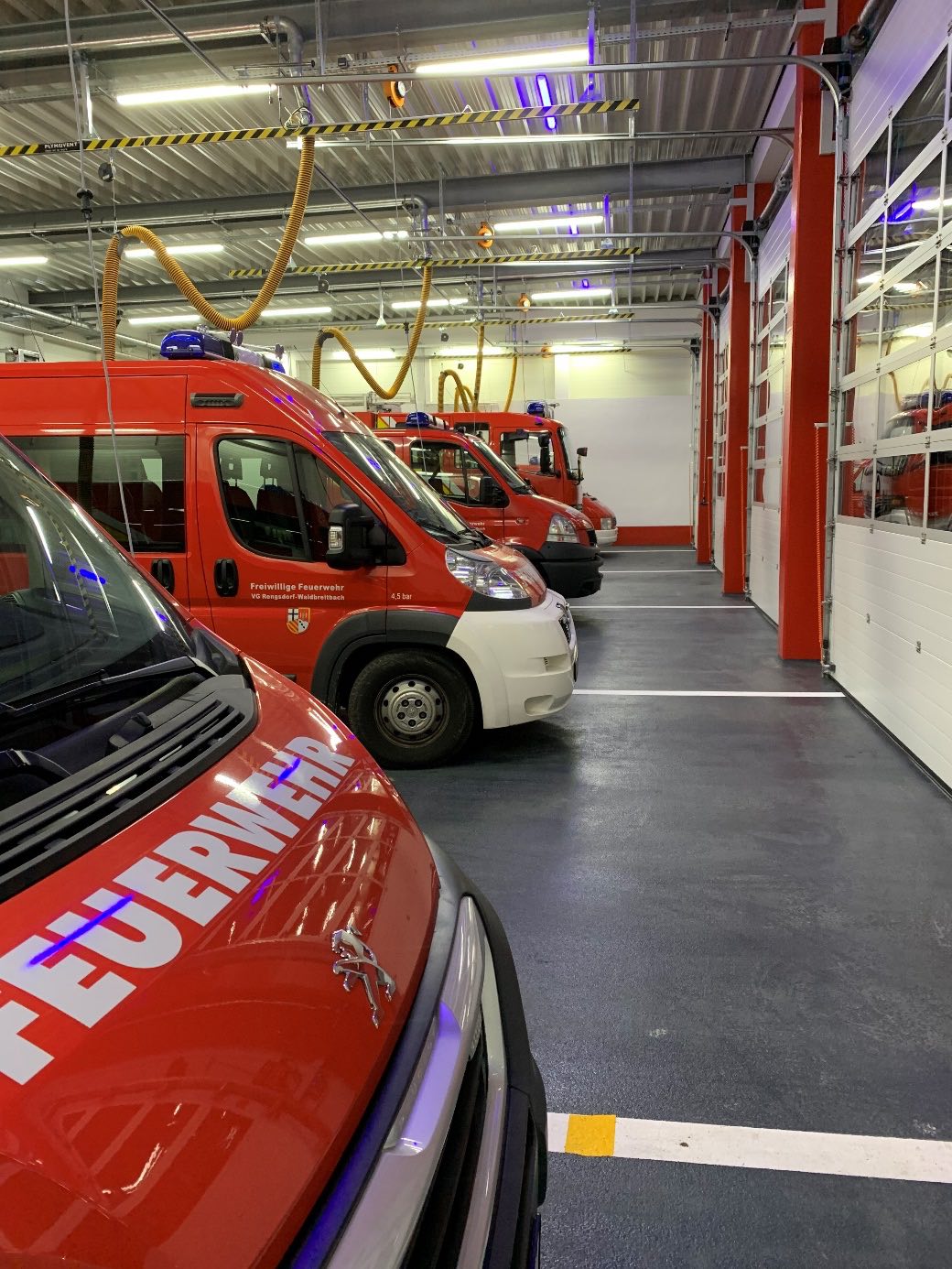 Abbildung Feuerwehrfahrzeuge in Halle
