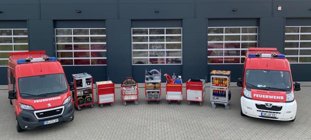 Einsatzfahrzeuge der Feuerwehr vor Halle