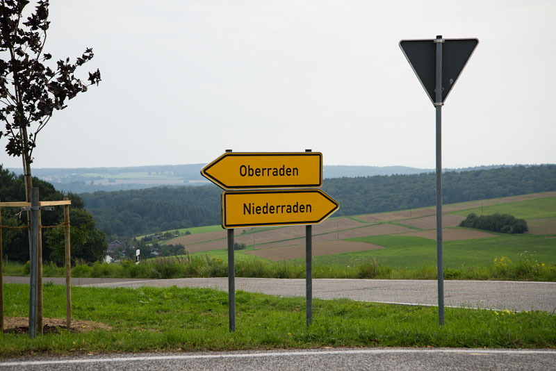 Bild Weggabelung zwischen den Ortsteilen Ober- und Nierderraden
