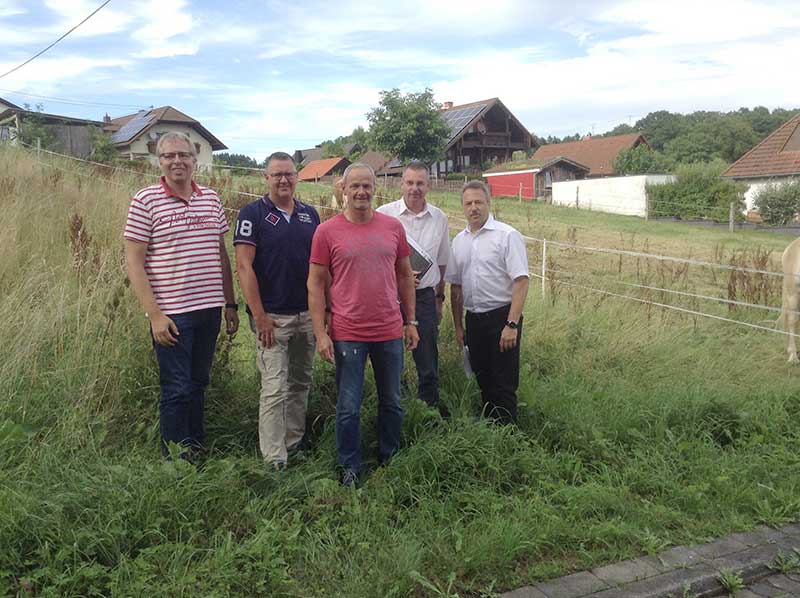 Ortstermin mit Achim Braasch, die Beigeordneten Frank
Hoffmann und Gerd Philippi, Vermessungsingenieur Michael Sterr und Verbandsbürgermeister Hans Werner Breithause